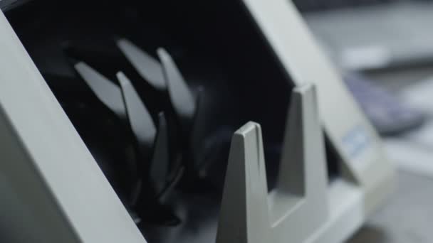 La machine à compter les devises compte cent billets d'euros .