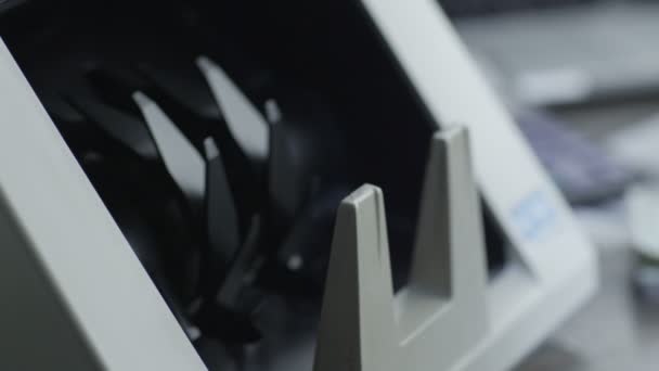 La machine à compter les devises compte les billets en dollars .