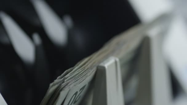 La machine à compter les devises compte les billets en dollars .