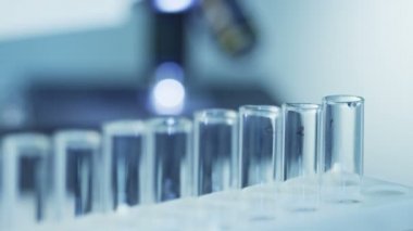 Laboratuarda dijital damlalık kullanma