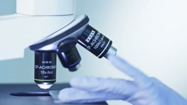 Laboratuarda mikroskop kullanarak doktor