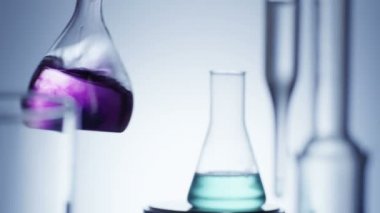 Reaktifler laboratuvar şişesi içinde karıştırma