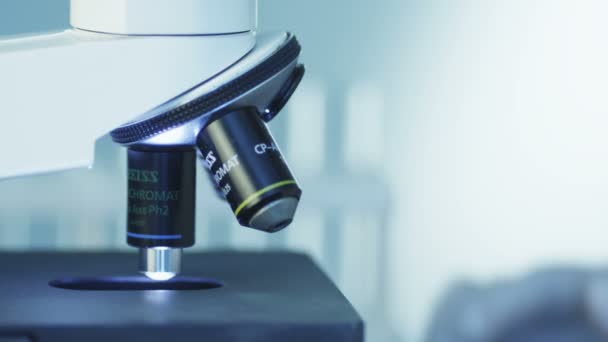 Использование микроскопа в лаборатории — стоковое видео