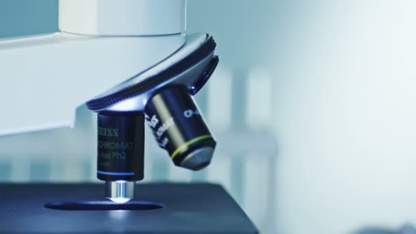 Utilisant le microscope en laboratoire — Video