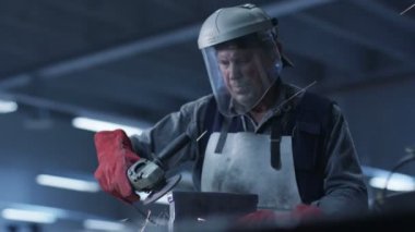 Açı değirmeni fabrikada kullanarak alt