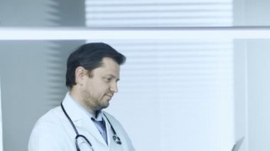 Doktor iş dizüstü kullanarak