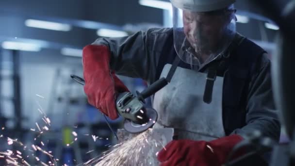 Працівник Використання кутової шліфувальної машини на заводі — стокове відео