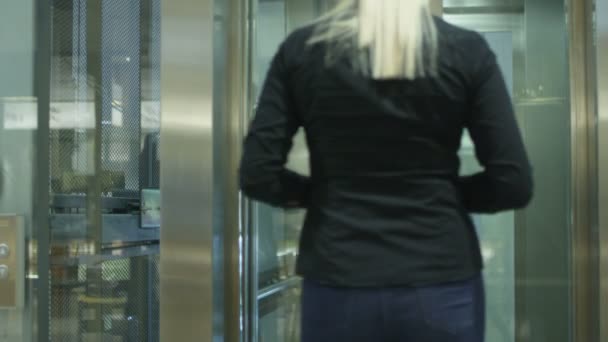 Zakenman en vrouw krijgen op de lift — Stockvideo