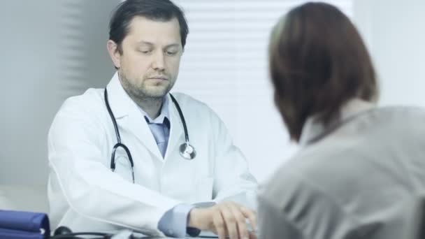 Doktor tıbbi danışmanlık verir — Stok video