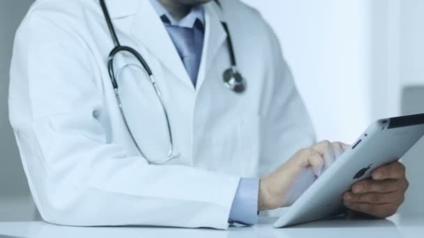 Médico usando tableta digital en el trabajo — Vídeos de Stock