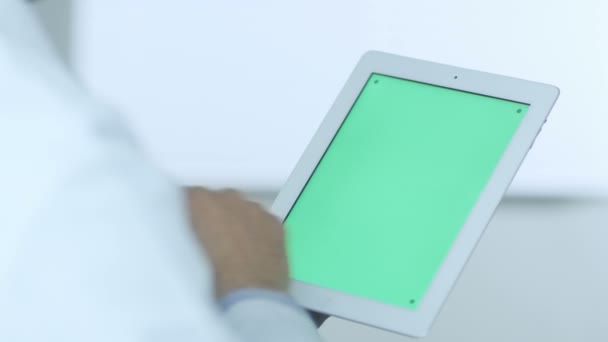 Γιατρός χρησιμοποιώντας ψηφιακή δισκίο με πράσινη οθόνη — Αρχείο Βίντεο