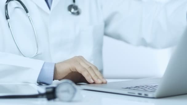 Médecin commence à utiliser Notebook — Video