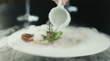 Şef tarak kuru buzun içinde lüks restoran ile süsleme