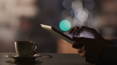 dostum kullanarak tablet pc ve kafede kahve içme