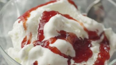 Dondurma fındık ve karamel ile karıştırma