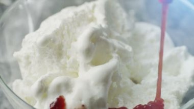 Çilekli dondurma kapsayan tepesi