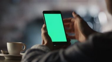 Cafe yeşil ekranlı Android telefon kullanma