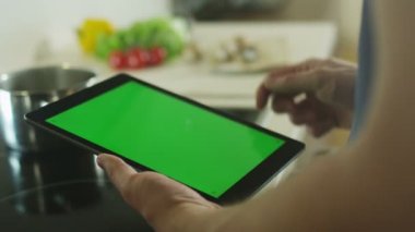 Portre modunda mutfak at Tablet Pc kullanarak adamdır