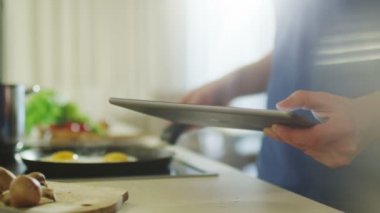 Tablet Pc kullanarak gıda hazırlama sırasında adamdır