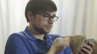 Adam sabah Divan müzik dinliyor.