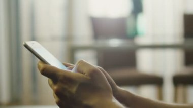 Cep telefonuyla sabah evde.