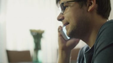 Evde telefon Talking adamdır.