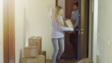 Onların yeni daire için karton kutu taşıyan çekici çift.