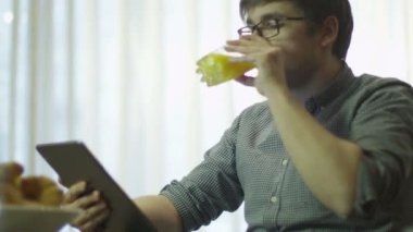 Biri kullanarak Tablet evde kahvaltı sırasında