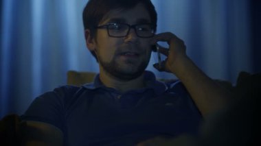 Adam telefonda gece evde olduğunu