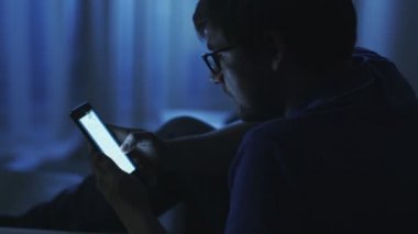 Adam telefonda Internet tarama geceleri oluyor.