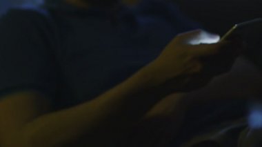 Adam telefonu gece üyemize mesaj yazabilmek için tablo alıyor