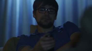 Adam geceleri Tv kapalı dönüyor