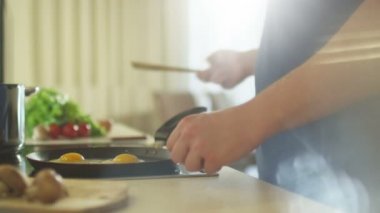 Biri hazırlanıyor kızarmış yumurta sabah