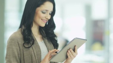 Genç kız kullanarak Tablet alışveriş merkezi