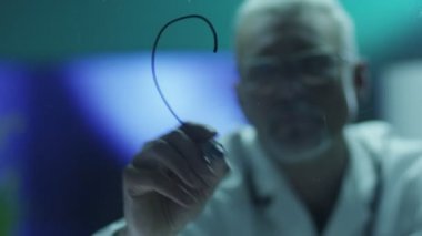 Bilim Adamı Cam Üzerinde Marker ile Kalp Çizim