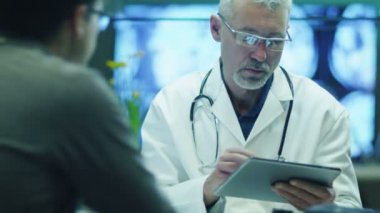 Doktor hastaya Tablet PC'de X-ray görüntüleri gösterir mi.