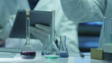 Bilim adamları takımız biyolojik araştırmalar yapıyor ve yazma veri içine Tablet.