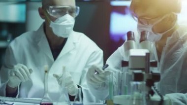 Kimyasal araştırmalar ve laboratuvar deneylerinde takım bilim adamı yok