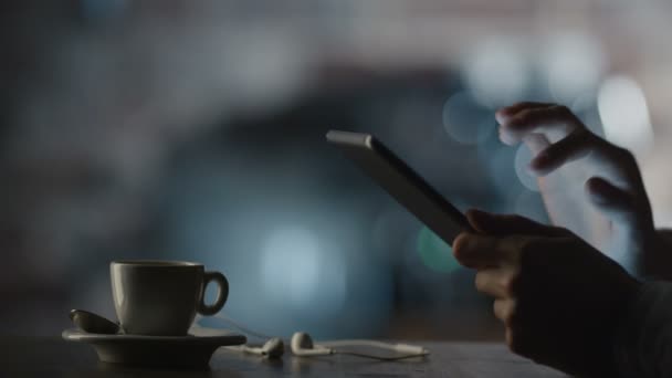 Gebruiken, Tablet Pc in de coffeeshop — Stockvideo