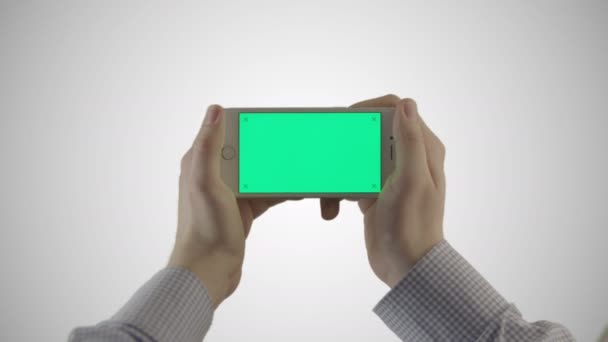 Utilisation du téléphone portable avec écran vert sur fond blanc. Idéal pour une utilisation maquillée . — Video