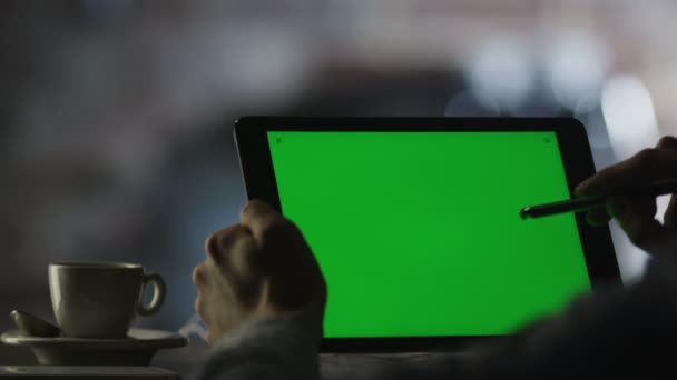Za pomocą rysika tabletu zielony ekran w kawiarni — Wideo stockowe