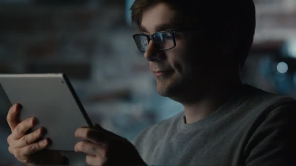 Man Using Tablet PC in Coffee Shop — Stock Video