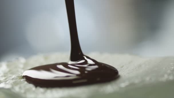 打顶覆盖冰淇淋巧克力 — 图库视频影像