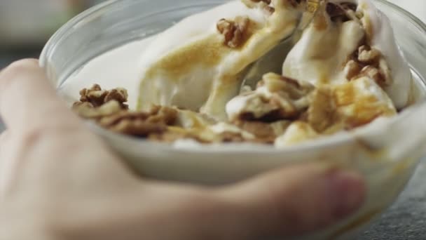 Смешивание мороженого с орехами и карамелью — стоковое видео