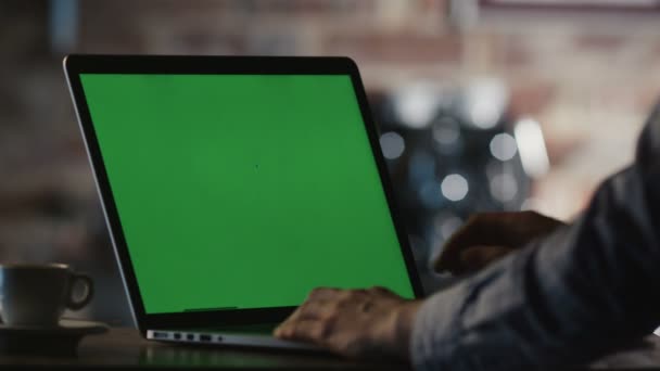 Hombre usando el ordenador portátil con pantalla verde en Café . — Vídeos de Stock