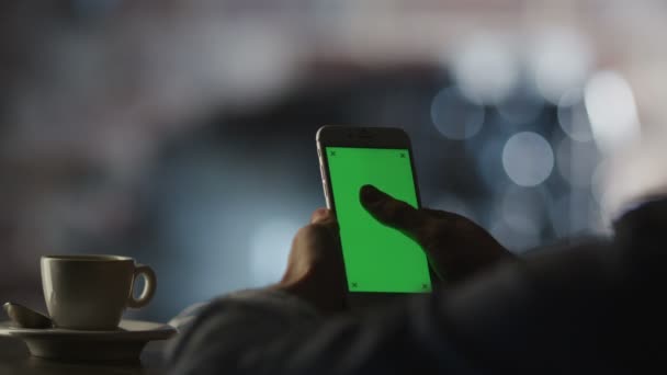 Usando telefone com tela verde no café — Vídeo de Stock
