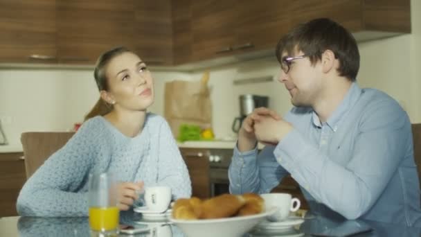 Par har samtal under frukost på kök — Stockvideo