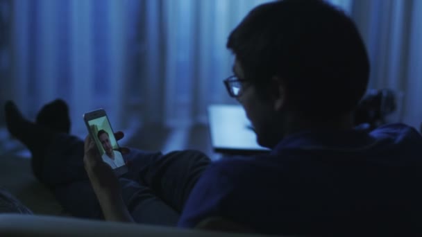 Hombre es Tener Video Chat con Amigo en la Noche 2 — Vídeo de stock