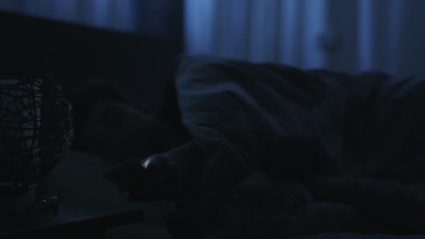 Mann benutzt Telefon im Bett — Stockvideo