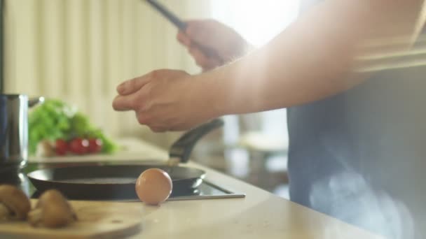 남자는 아침에 준비 튀긴 달걀 달걀 껍질 균열 — 비디오